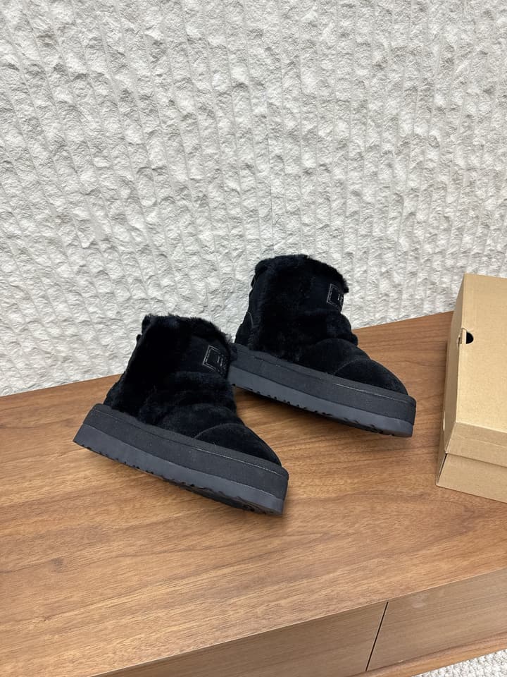 UGG Closed-Toe Fur-Lined Slippers – Autumn/Winter Collection in Black