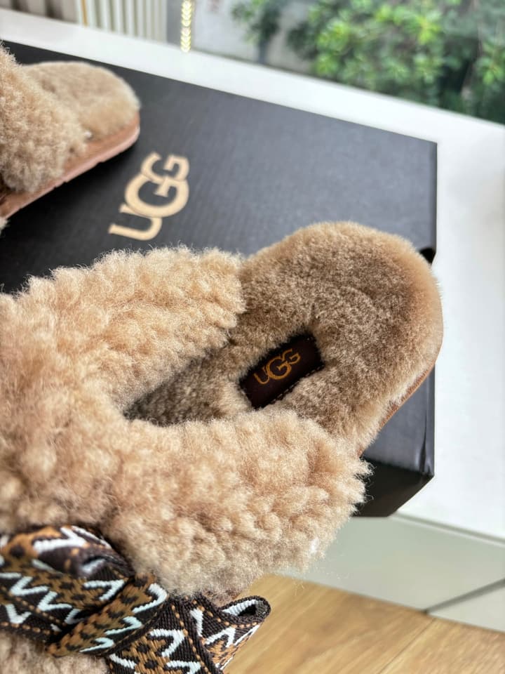 UGG Autumn/Winter Wool Slippers in Creamy White