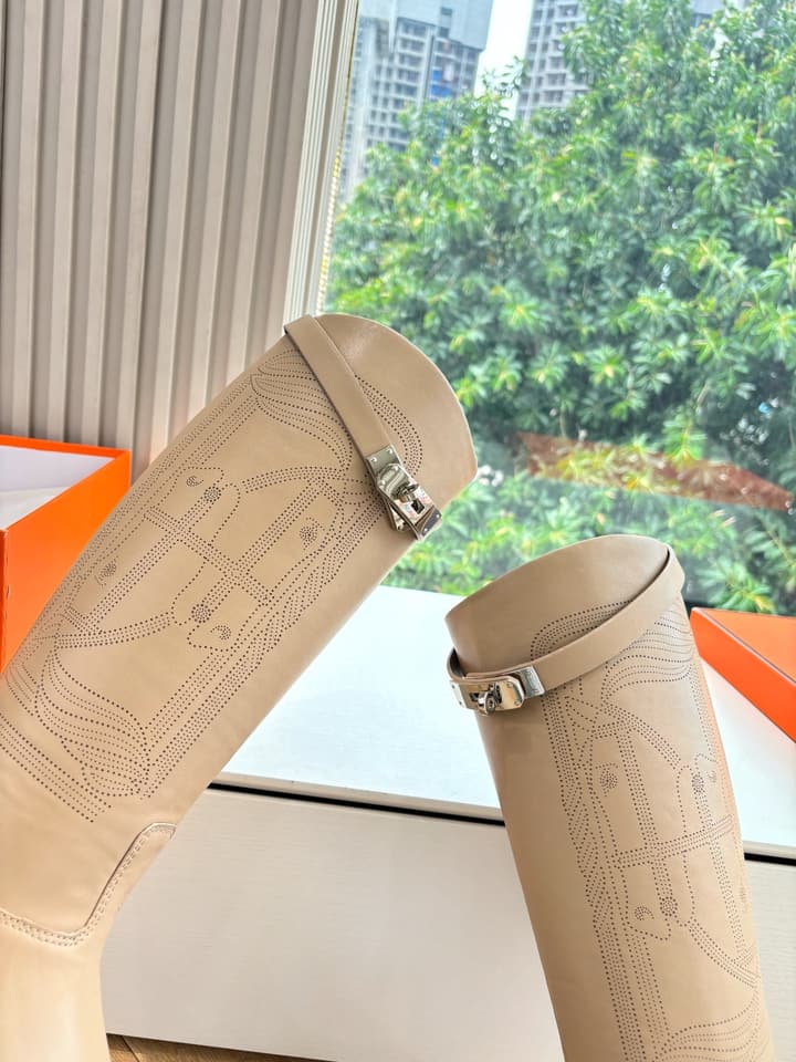 Hermès Classic Knee-High Boots – 2025FW in Assorted Buckle Riding Boots Display