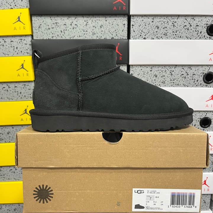 UGG Thick-Soled Low-Cut Fur-Lined Snow Boots in All Black Mini