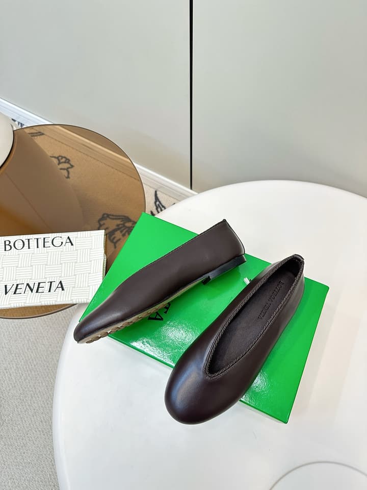 Bottega Veneta Woven Flats – 2025 Collection in Black