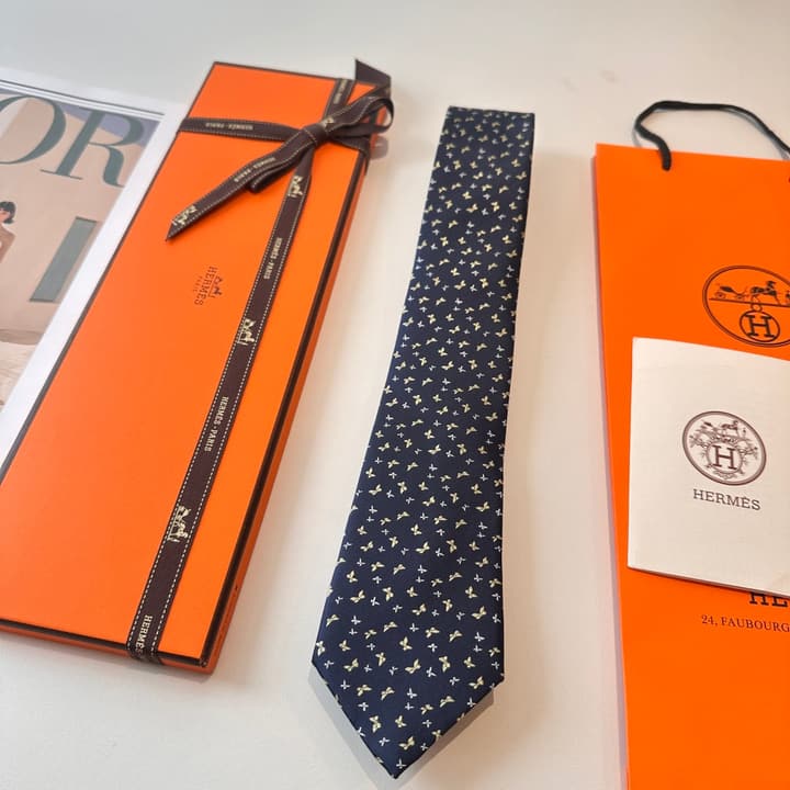 Hermès Animal Series Men's Silk Tie in Blue With Pink Pattern