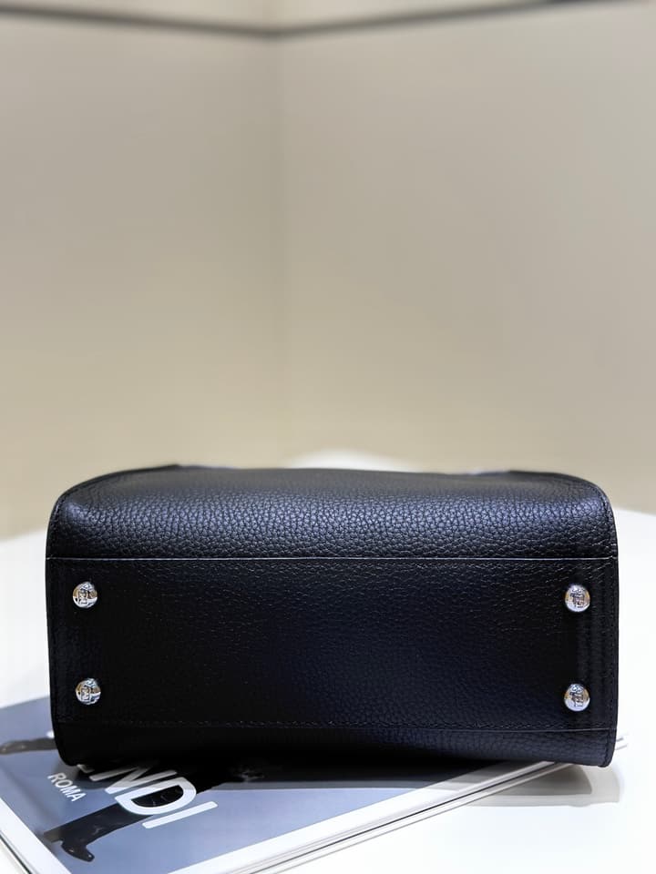 Fendi Peekaboo Iconic Handbag in Black Leather With Contrast Stitching