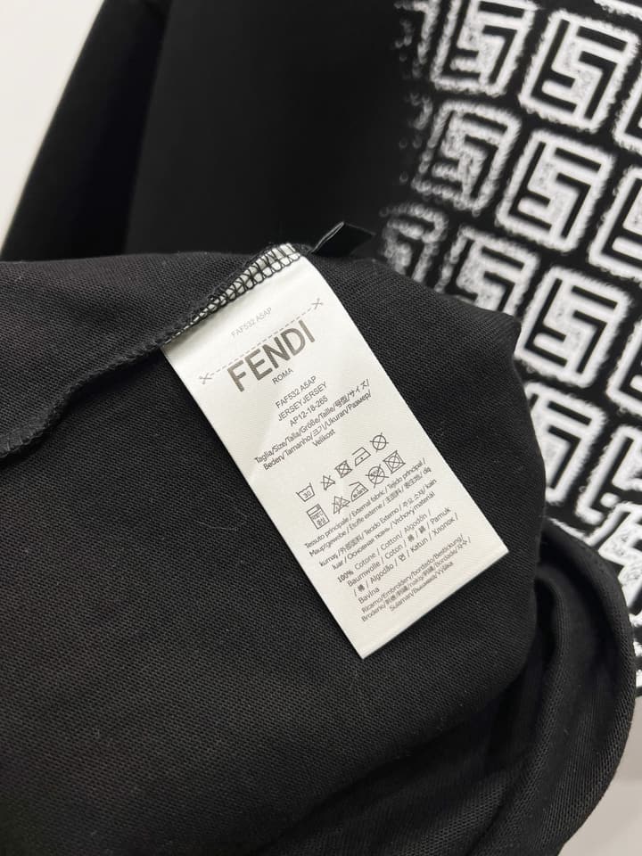 Fendi Gradient Logo Round Neck T-Shirt – 2025SS Collection in Black