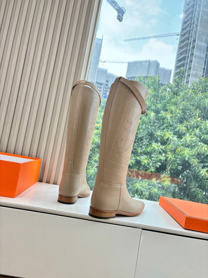 Hermès Classic Knee-High Boots – 2025 Autumn/Winter Collection in Two-tone Tan And Cream