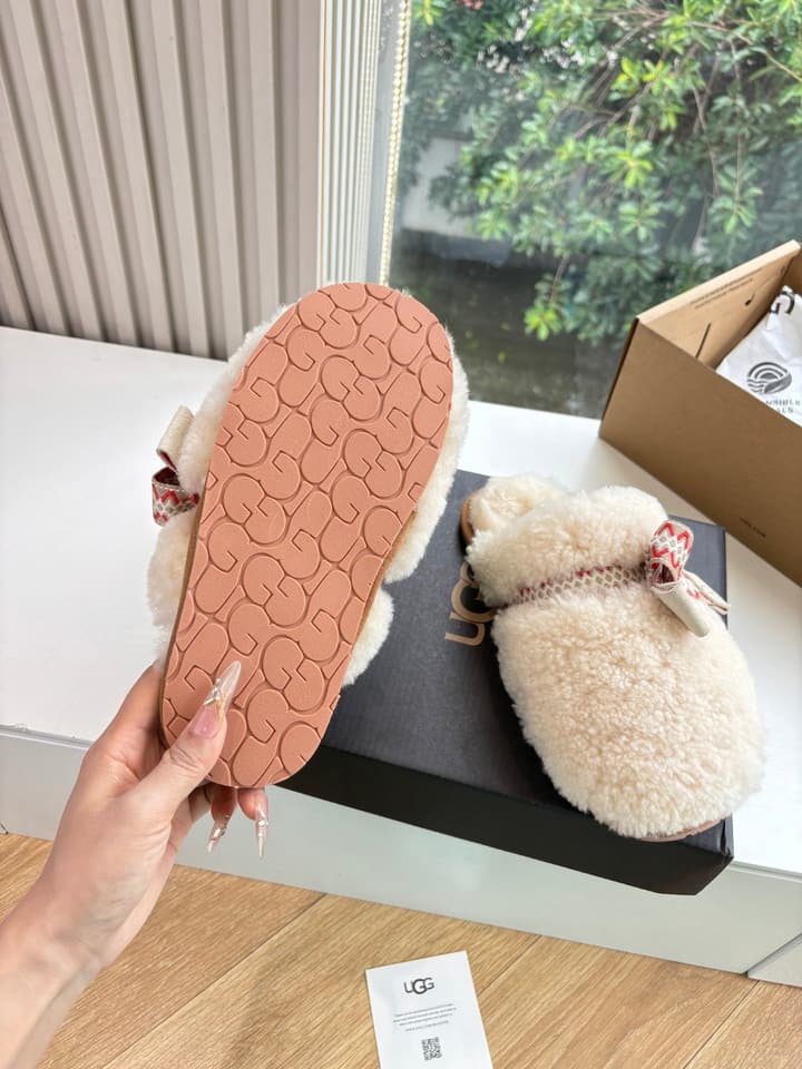 UGG Autumn/Winter Wool Slippers in Creamy White