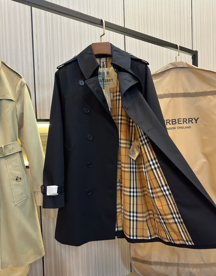 Burberry Kensington Heritage Short Trench Coat in Classic Black Trench