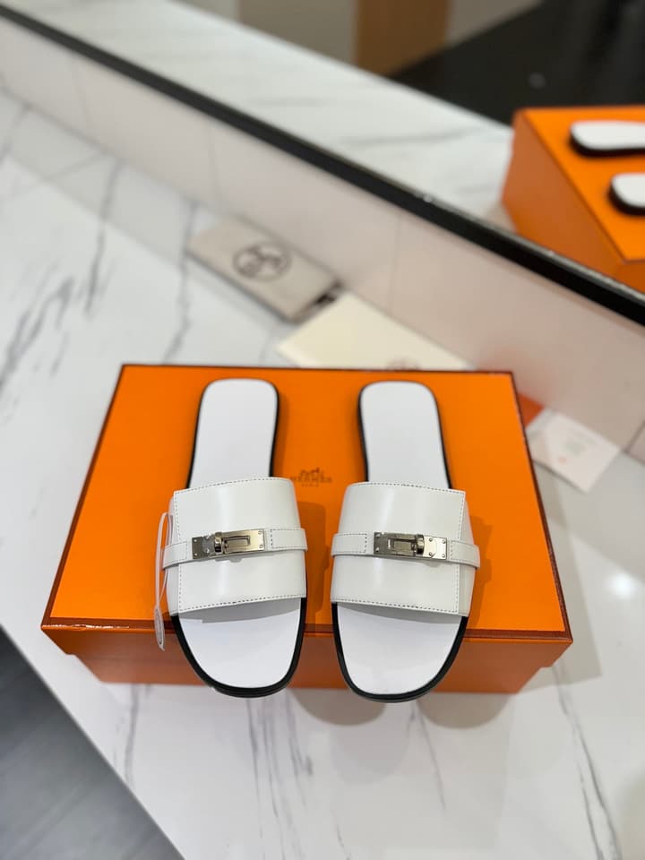 Hermès Classic Timeless Leather Sandals in Black