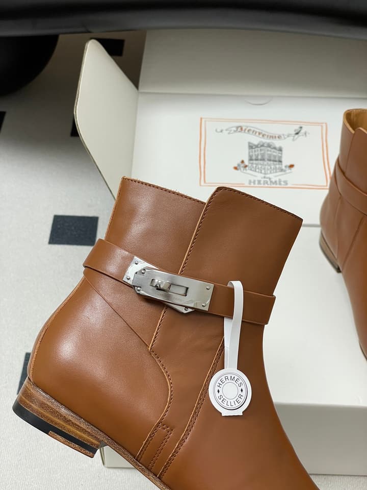 Hermès Neo Kelly Buckle Ankle Boots – 25FW in Black Leather