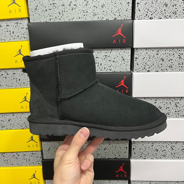 UGG Thick-Soled Low-Cut Fur-Lined Snow Boots in All Black Mini