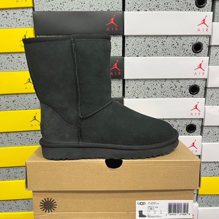 UGG Thick-Soled Low-Cut Fur-Lined Snow Boots in All Black Mini