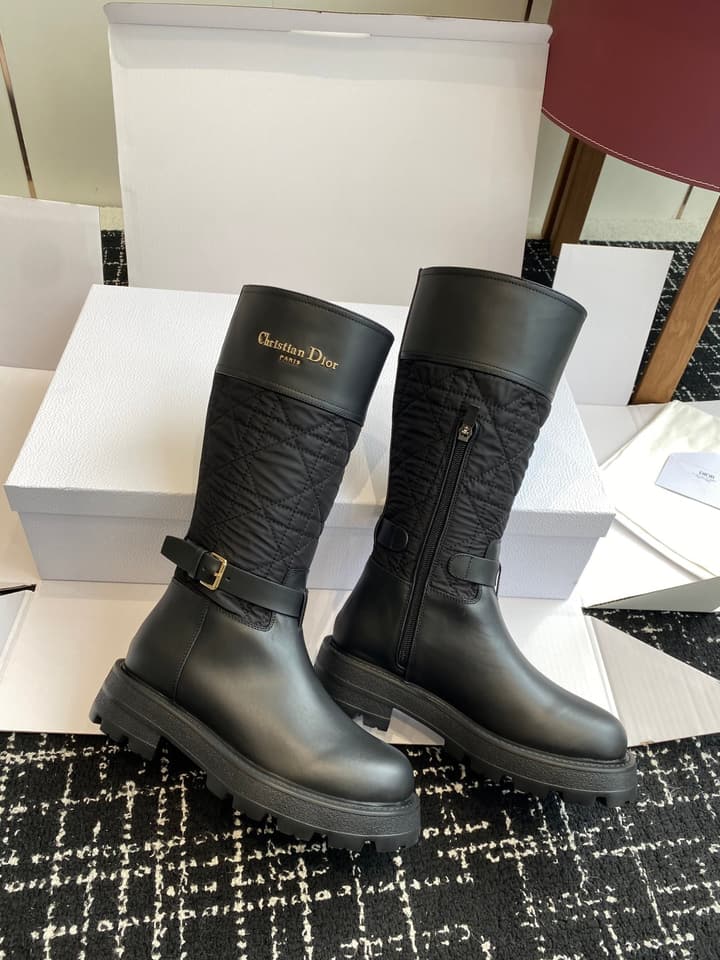 Dior CD D-Major Embroidered Graffiti Knee-High Boots – 2025FW