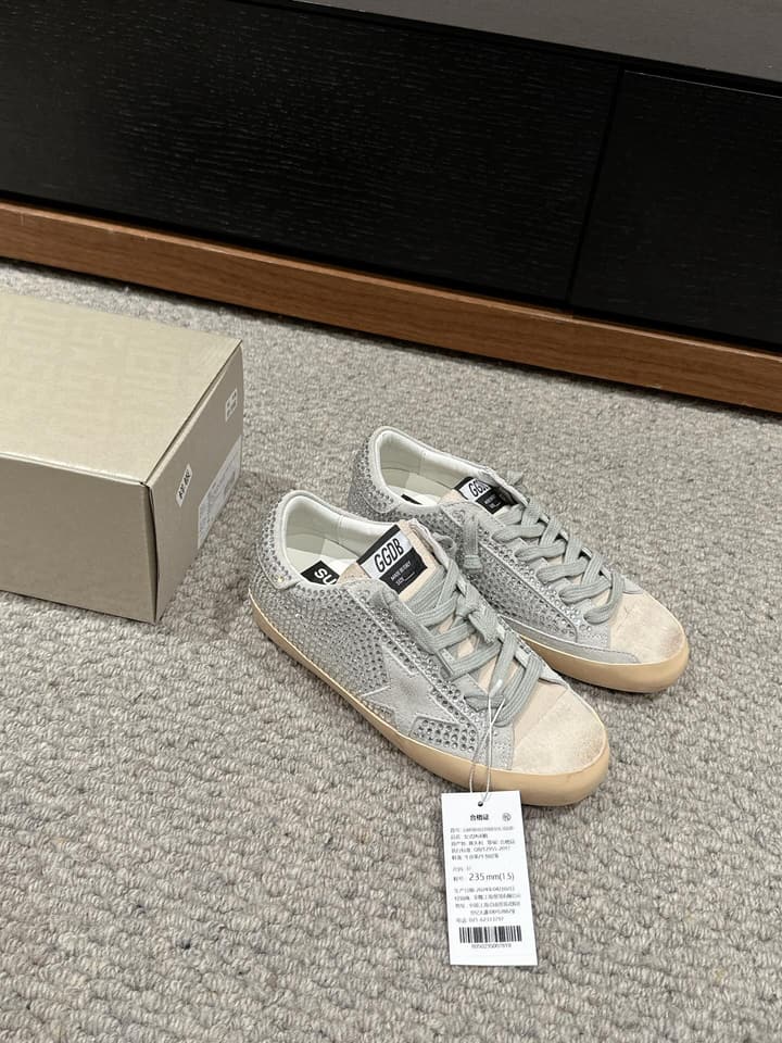 Golden Goose Classic Distressed Sneakers – 2024 Spring/Summer Collection