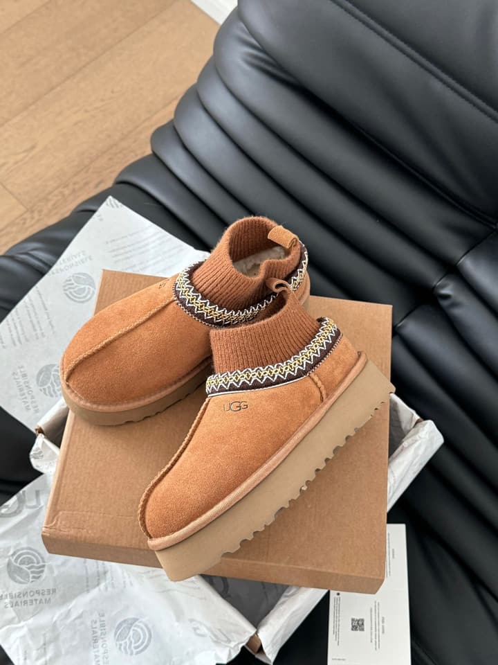 UGG Sheepskin Snow Boots – Autumn/Winter Essential in Dark Grey Suede