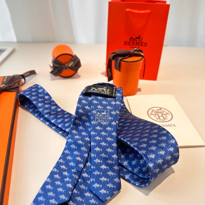 Hermès Animal Series Men's Silk Tie in Blue With Pink Pattern
