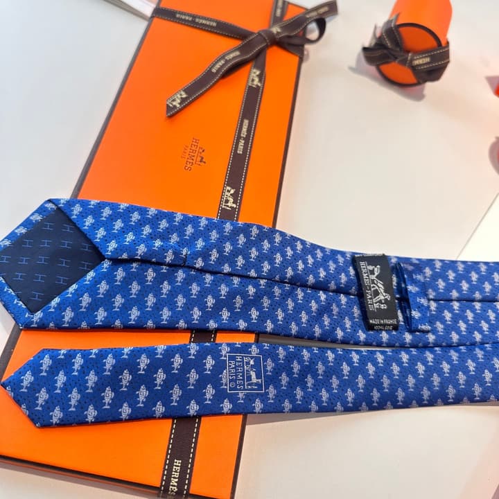 Hermès Animal Series Men's Silk Tie in Blue With Pink Pattern