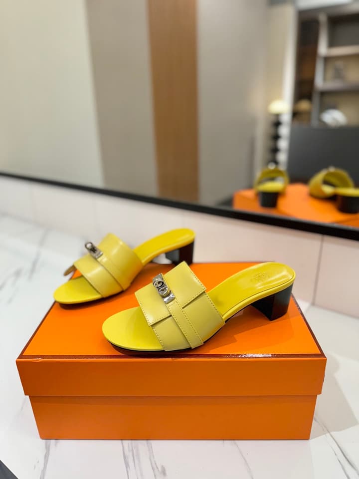 Hermès Classic Smooth Cowhide Heeled Sandals in Beige