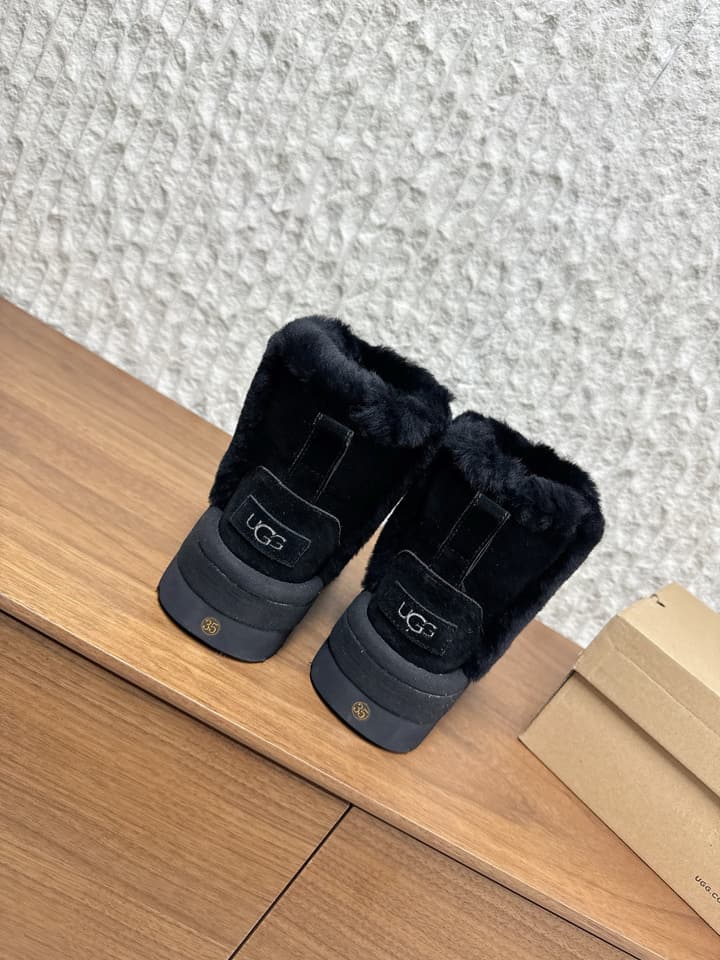 UGG Closed-Toe Fur-Lined Slippers – Autumn/Winter Collection in Black