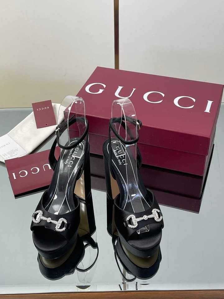 Gucci Platform Rhinestone Horsebit Sandals – Spring/Summer Collection – 2025 in Black Patent