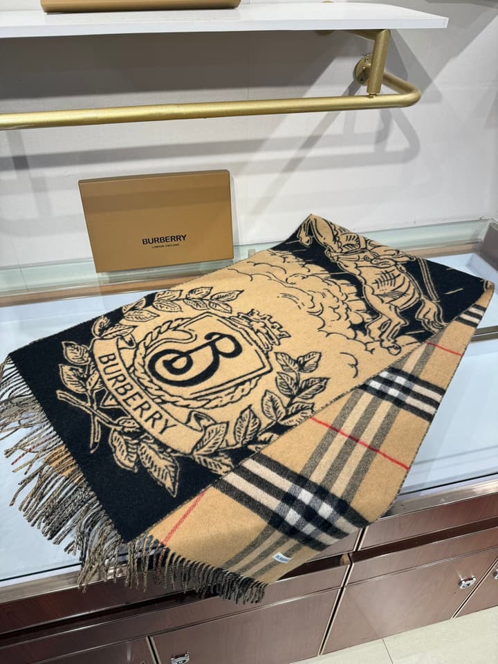 Burberry Equestrian Knight Reversible Jacquard Shawl – 25 Collection