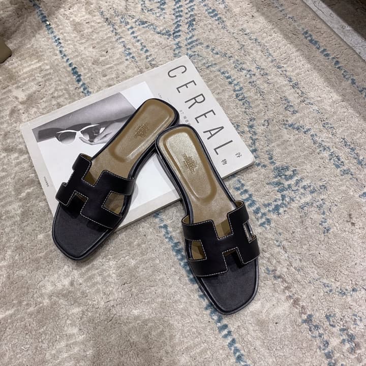 Hermès Oasis H Flat Sandals in Taupe Strap