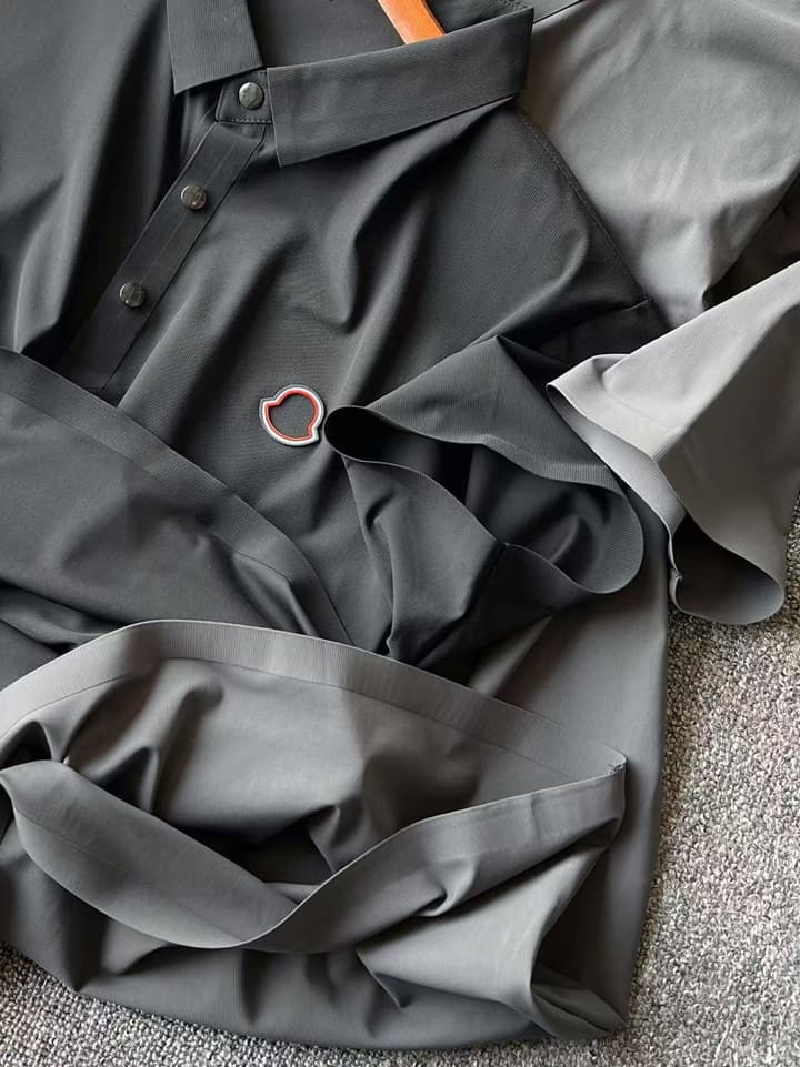 Moncler Seamless Business Casual Polo Shirt in Grey