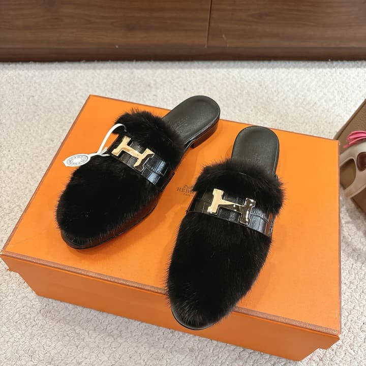 Hermès Mink Suede Loafers & Mules – Autumn/Winter Collection in Black Fur With Gold H