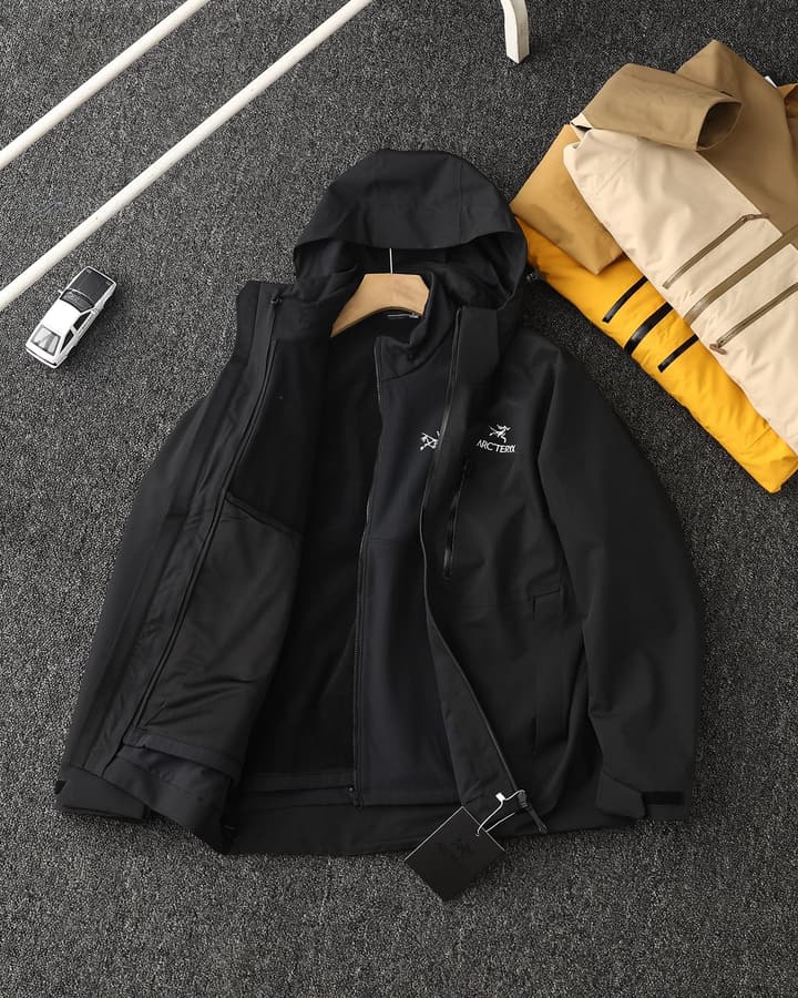Arc'teryx 3-in-1 Detachable Windbreaker Jacket – 24FW in Black