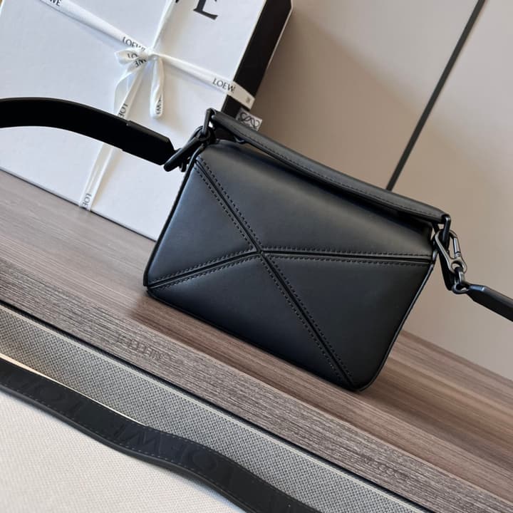 Loewe Puzzle Bag in Black