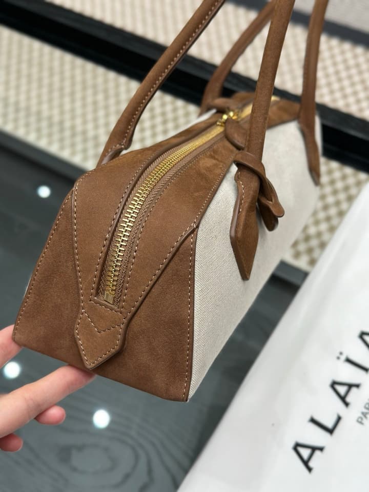 Alaïa Le Teckel Dachshund Bag in Cream And Black