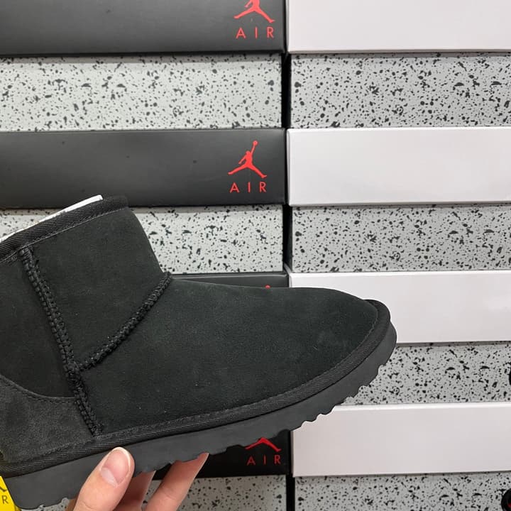 UGG Thick-Soled Low-Cut Fur-Lined Snow Boots in All Black Mini
