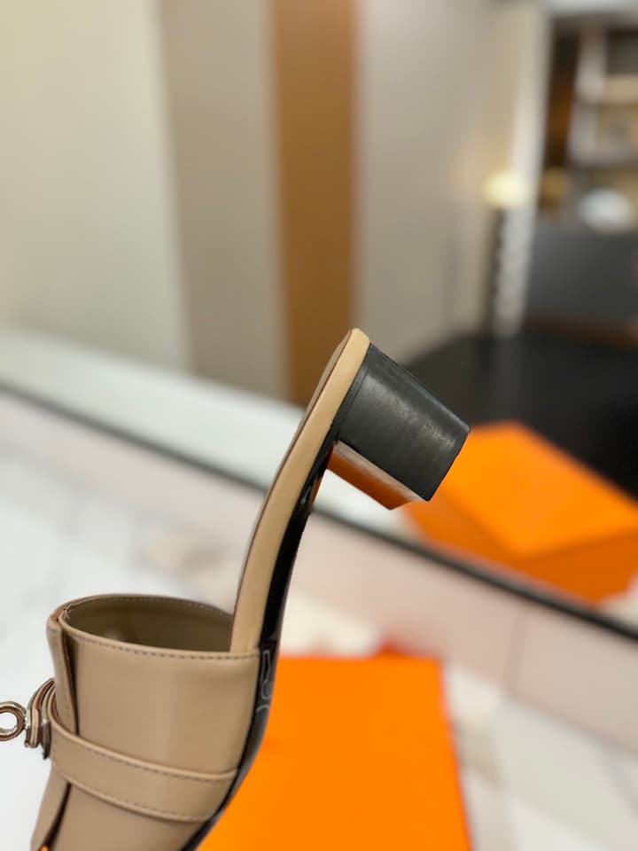 Hermès Classic Smooth Cowhide Heeled Sandals in Beige