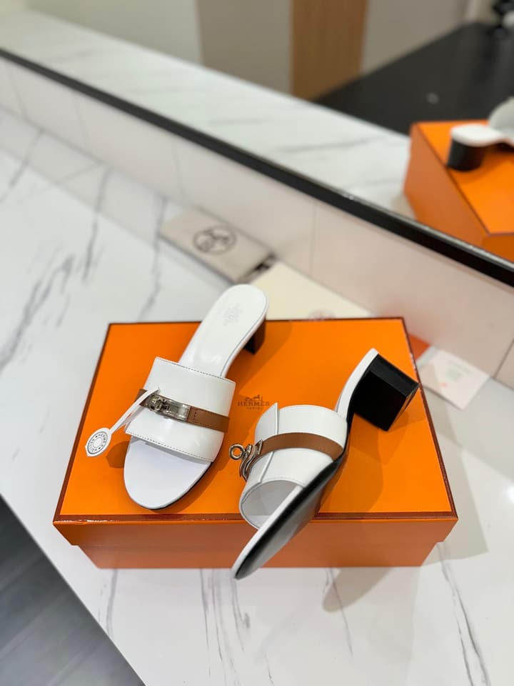 Hermès Classic Smooth Cowhide Heeled Sandals in Beige