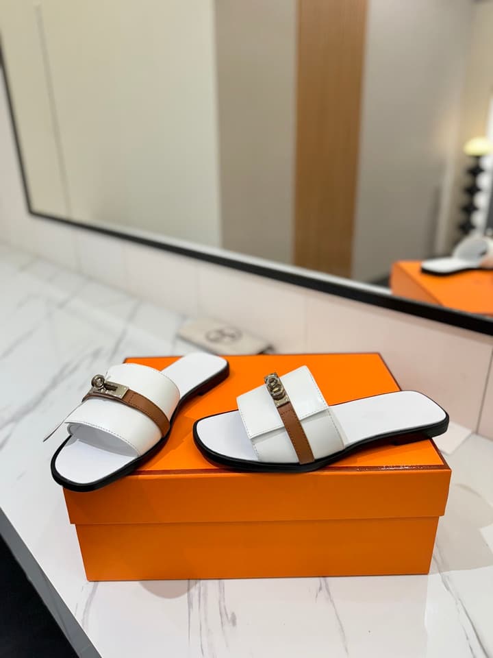 Hermès Classic Timeless Leather Sandals in Black