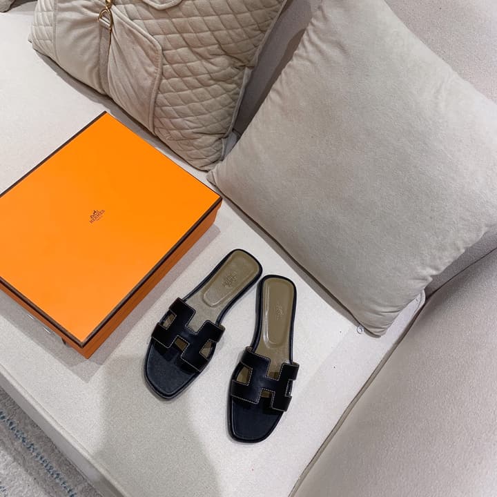 Hermès Oasis H Flat Sandals in Taupe Strap