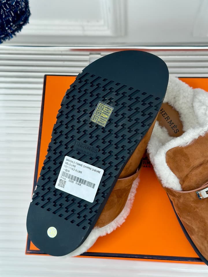 Hermès Kelly Buckle Furry Slippers – Autumn/Winter Collection in Black Suede With White Fur