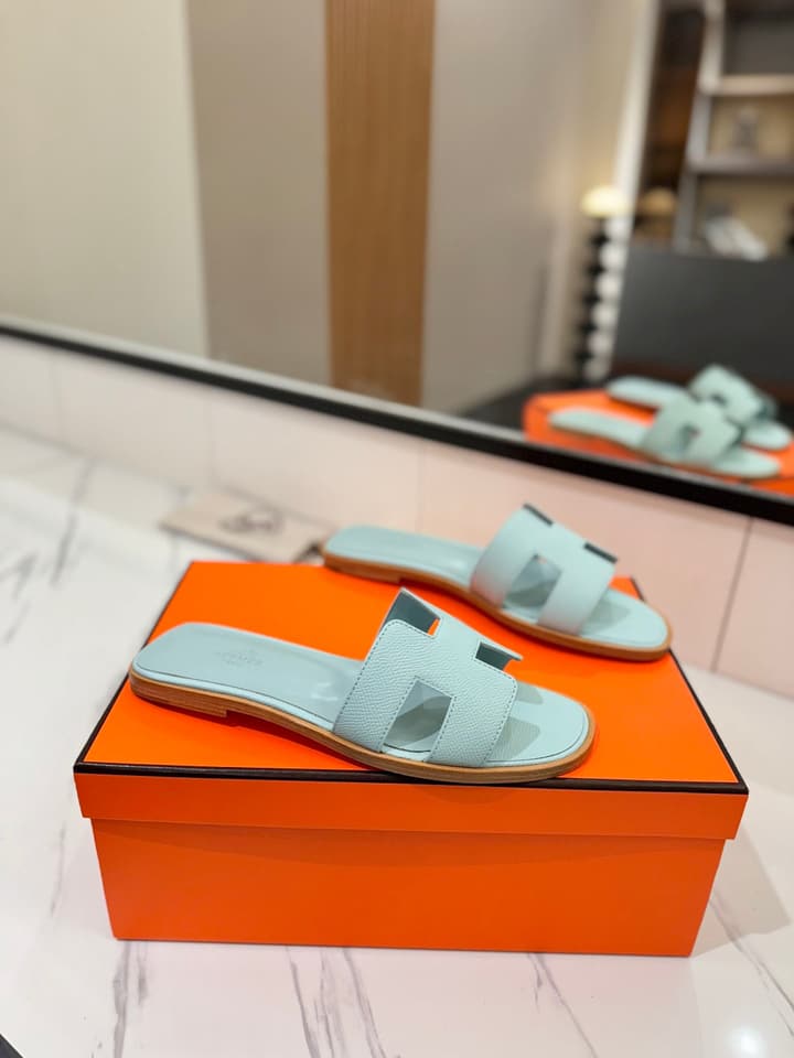 Hermès Classic H Palm Grain Leather Sandals in Black