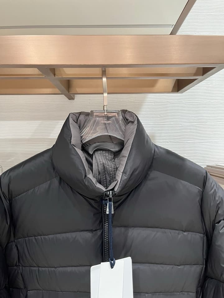 Moncler Designer Puffer Jacket – 2025 Collection in Black With Blue Lining