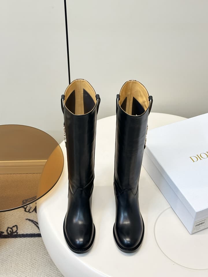Dior Chain-Embellished Leather Riding Boots – 26FW