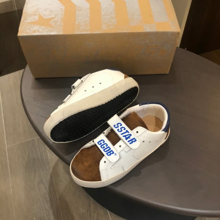 Golden Goose Kids Distressed Sneakers – Kids Collection in White With Black Heel And Grey Star