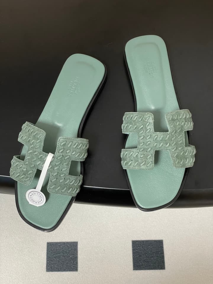 Hermès Oran Woven Suede Sandals – 2025 Collection in Black Leather