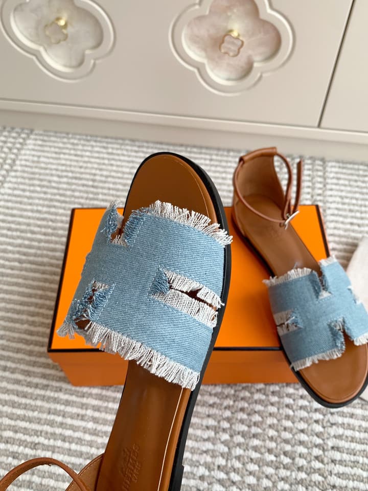 Hermès Santorini Classic H Flat Sandals in Taupe