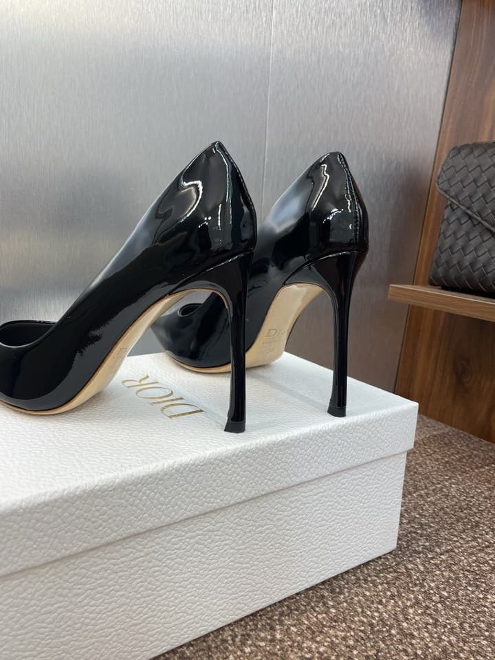 Dior CD Logo Pointed Toe Pumps – 2025 Spring/Summer Haute Couture Collection in Shiny Black Flat