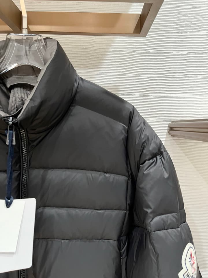 Moncler Designer Puffer Jacket – 2025 Collection in Black With Blue Lining
