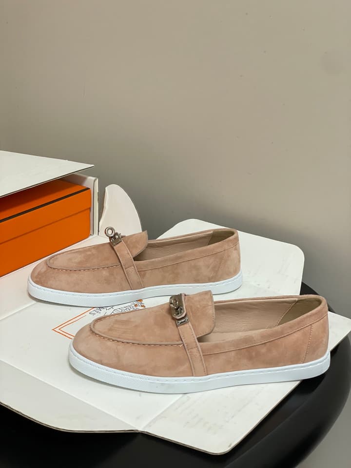 Hermès Mind Suede Kelly Buckle Loafers – 26S Spring/Summer Collection in Beige Suede