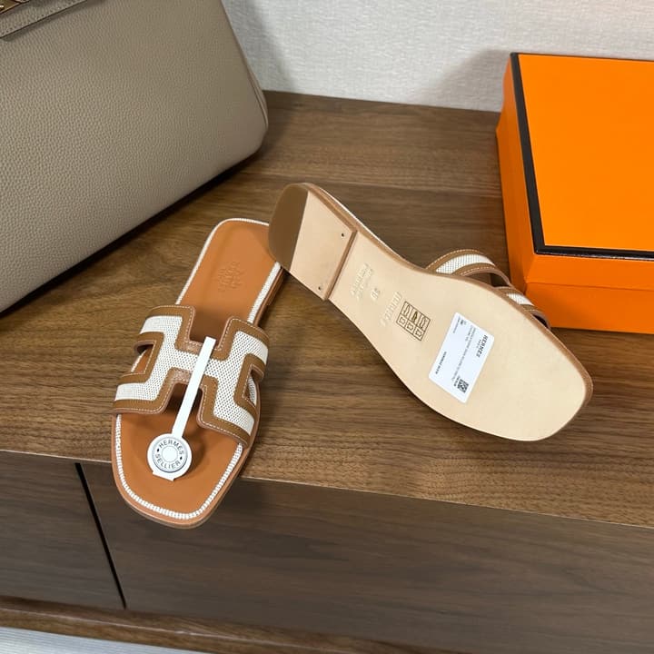 Hermès Oasis H Flat Sandals in Taupe Strap