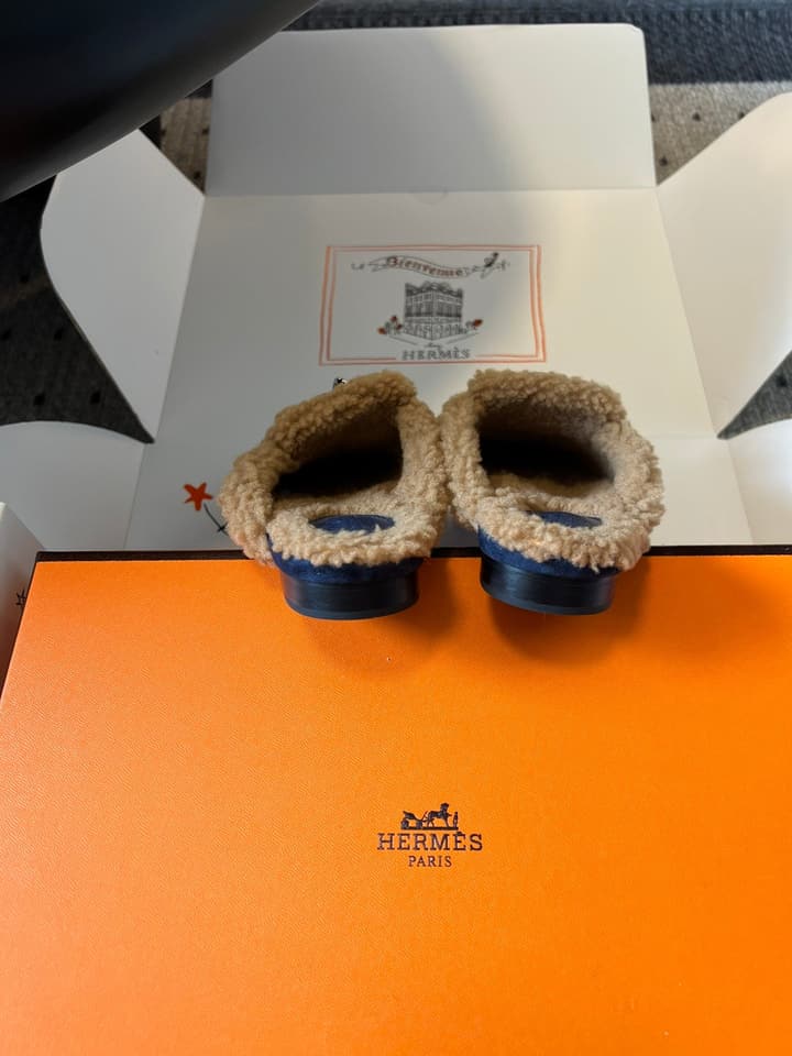 Hermès Leather Mules – 25FW in Black With White Fur