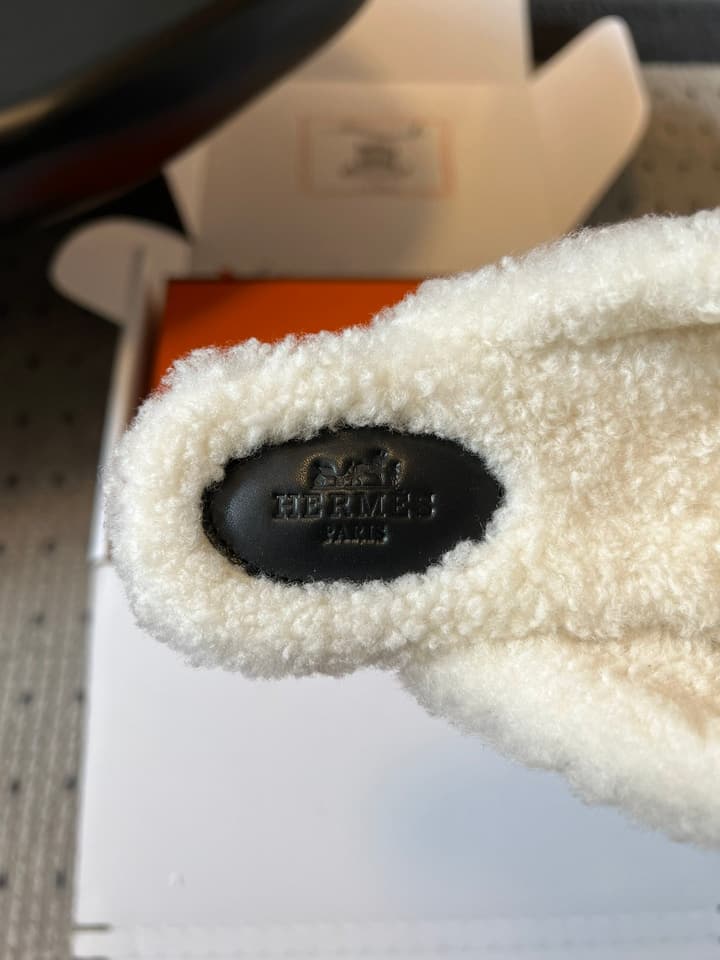 Hermès Leather Mules – 25FW in Black With White Fur