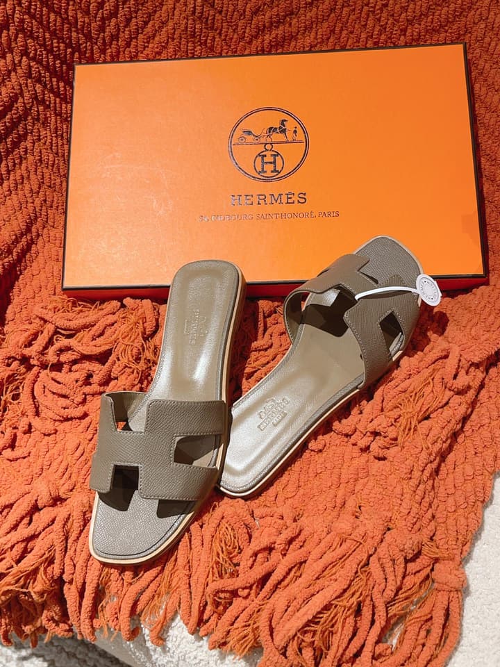Hermès Oasis H Flat Sandals in Taupe Strap