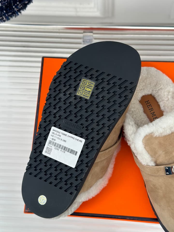 Hermès Kelly Buckle Furry Slippers – Autumn/Winter Collection in Black Suede With White Fur